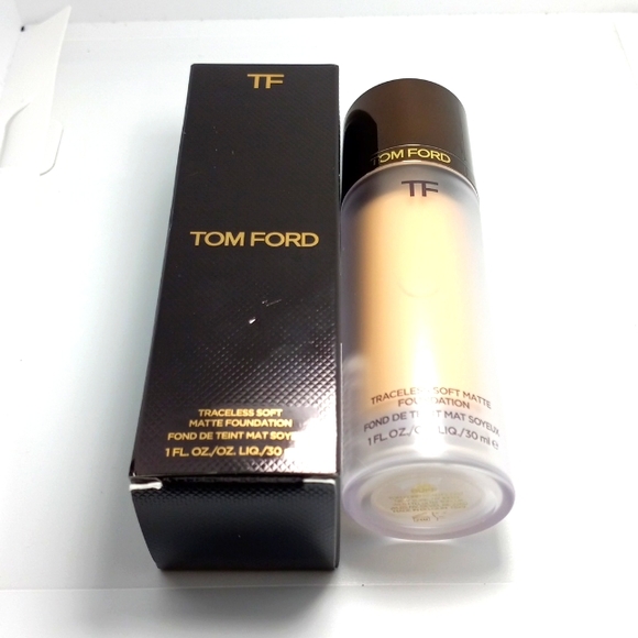 TOM FORD Traceless Soft Matte Foundation Shade: 20 Buff - Picture 2 of 6